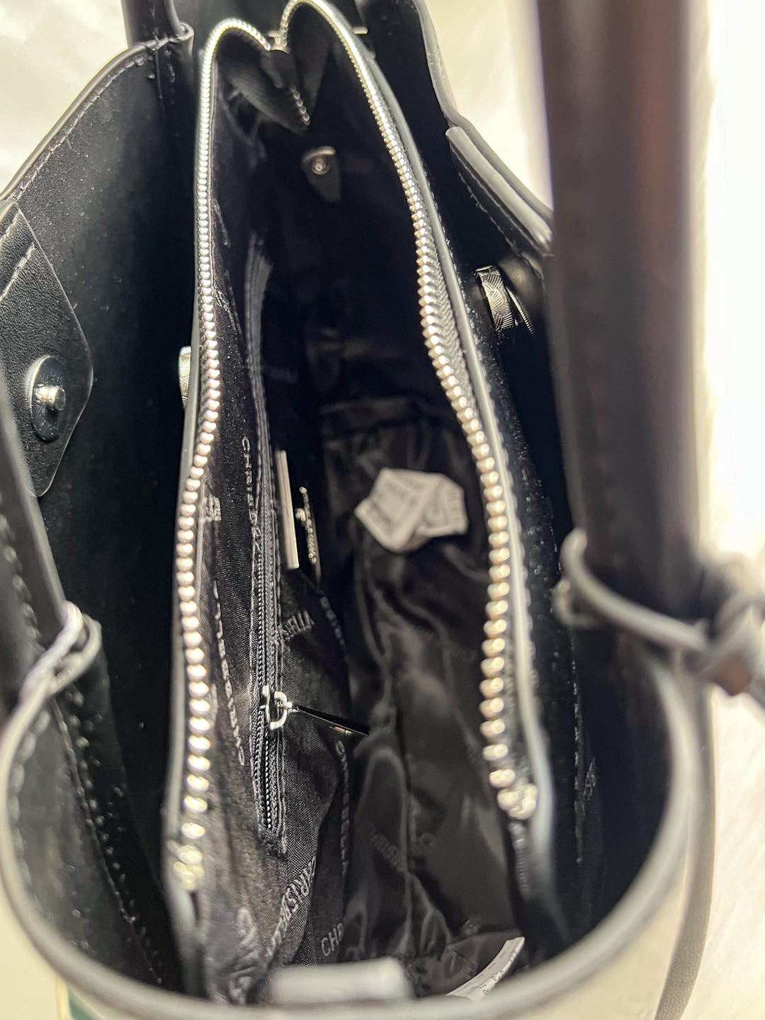 Sac Chrisbella – Élégance minimaliste et finition soignée