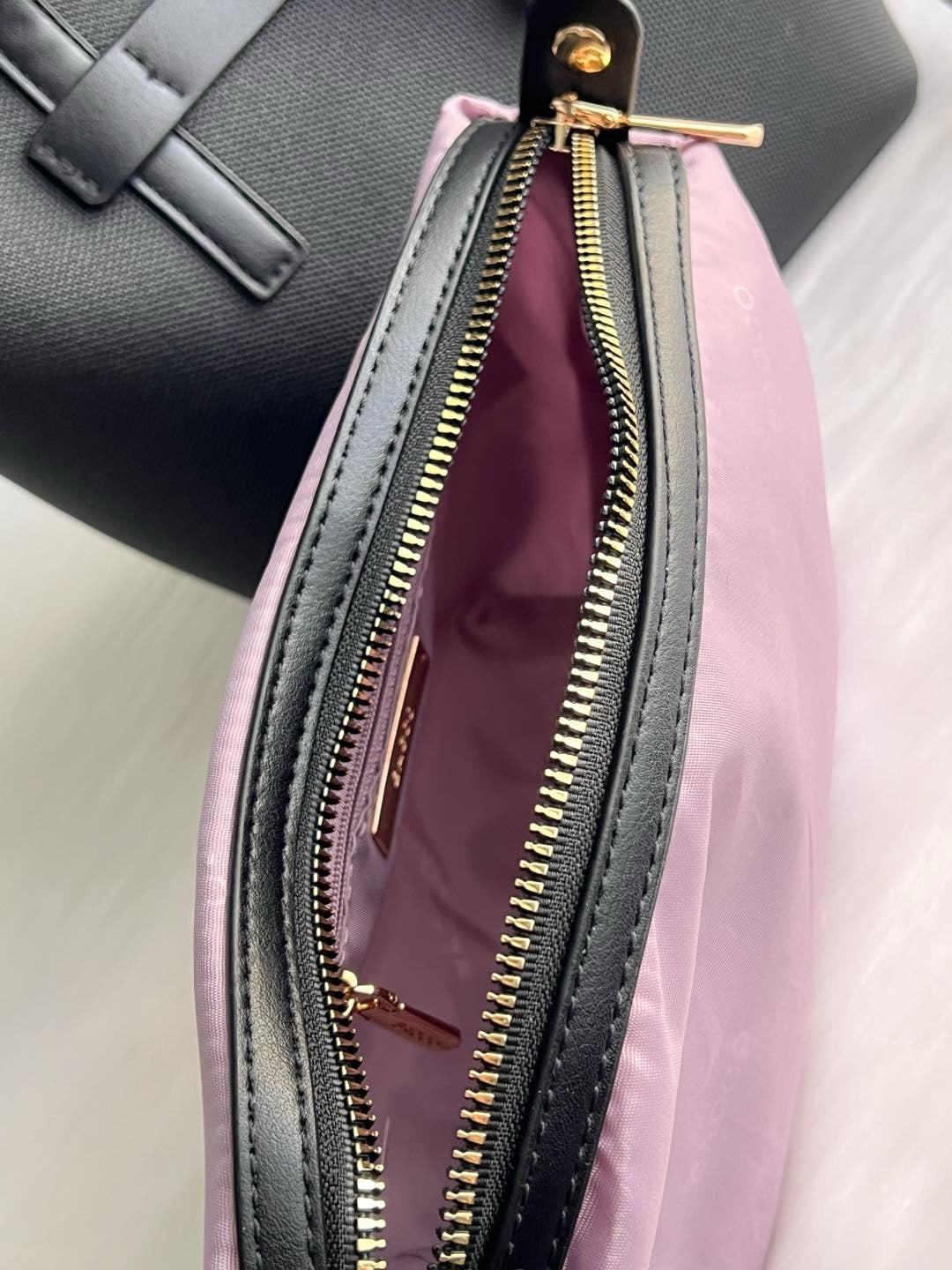 Sac à main BAGCO avec pochette – Élégance minimaliste