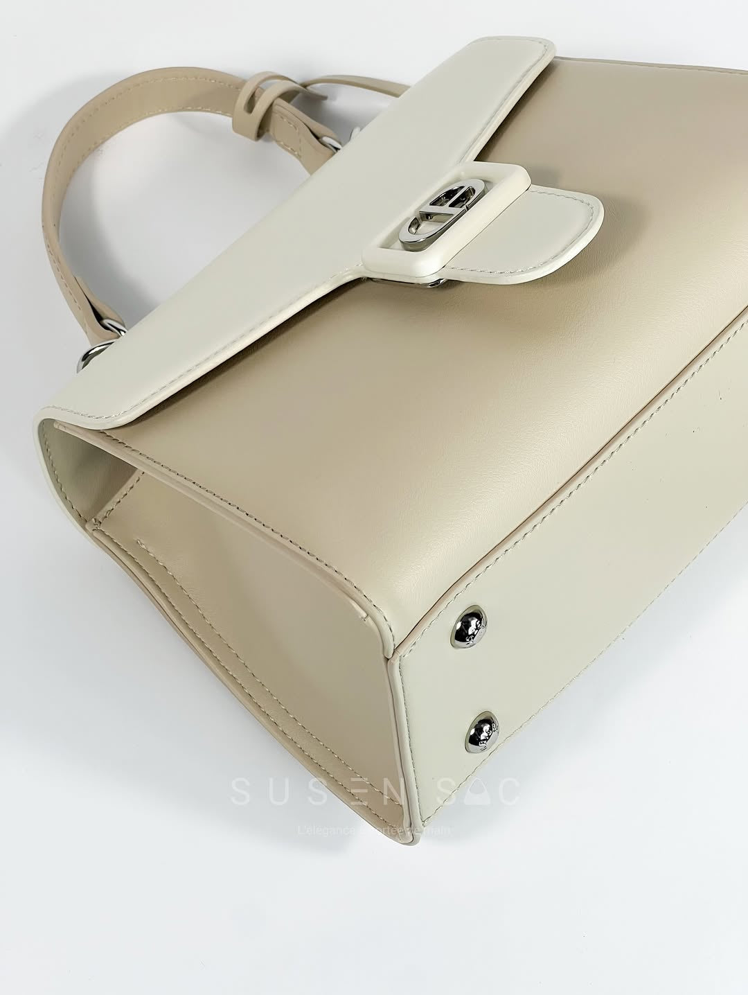 Sac à Main Chrisbella Élégance Structurée – Fermoir Signature & Bandoulière Amovible