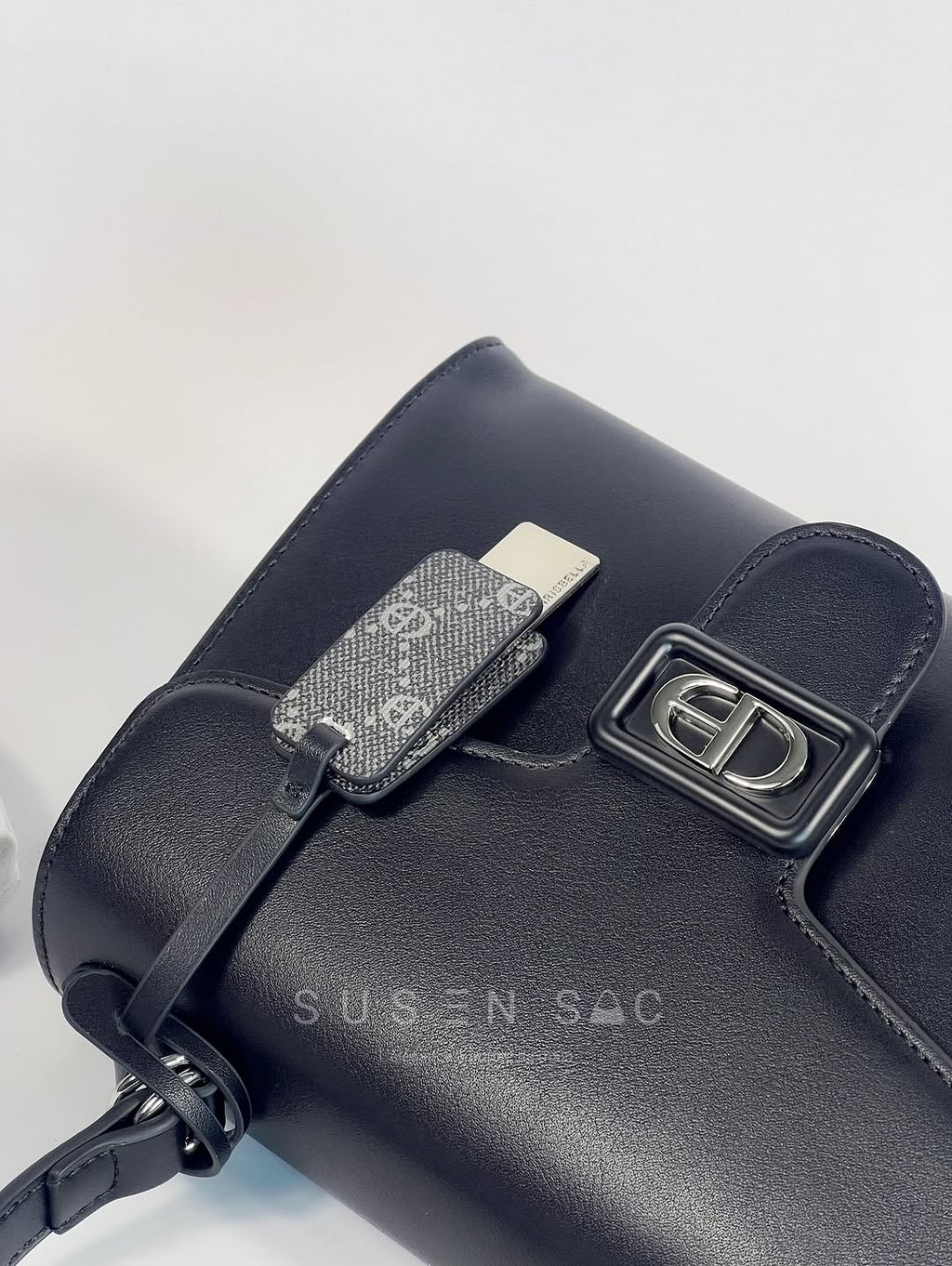 Sac à Main Chrisbella Élégance Structurée – Fermoir Signature & Bandoulière Amovible